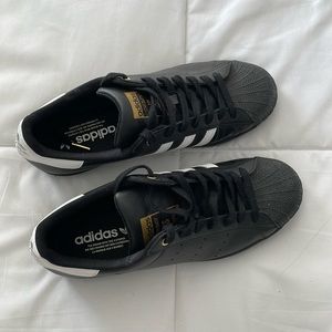 Black Adidas Stan Smiths